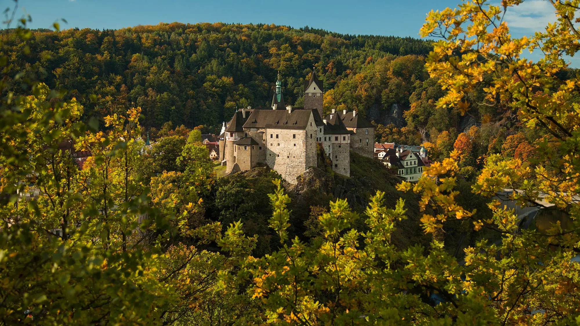 Loket történelmi városka és a Loket-vár az Ohře folyó kanyarulatában