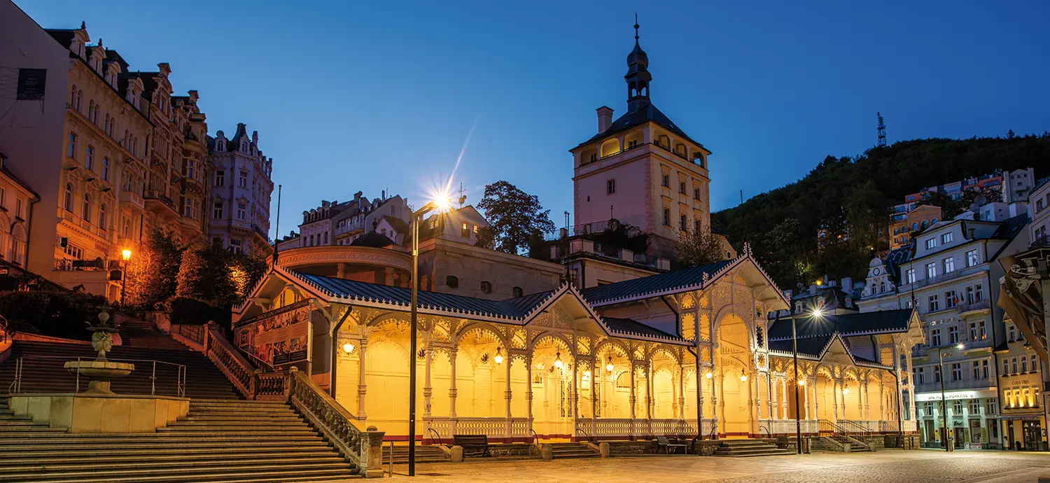 Tržní kolonáda Karlovy Vary történelmi központjában