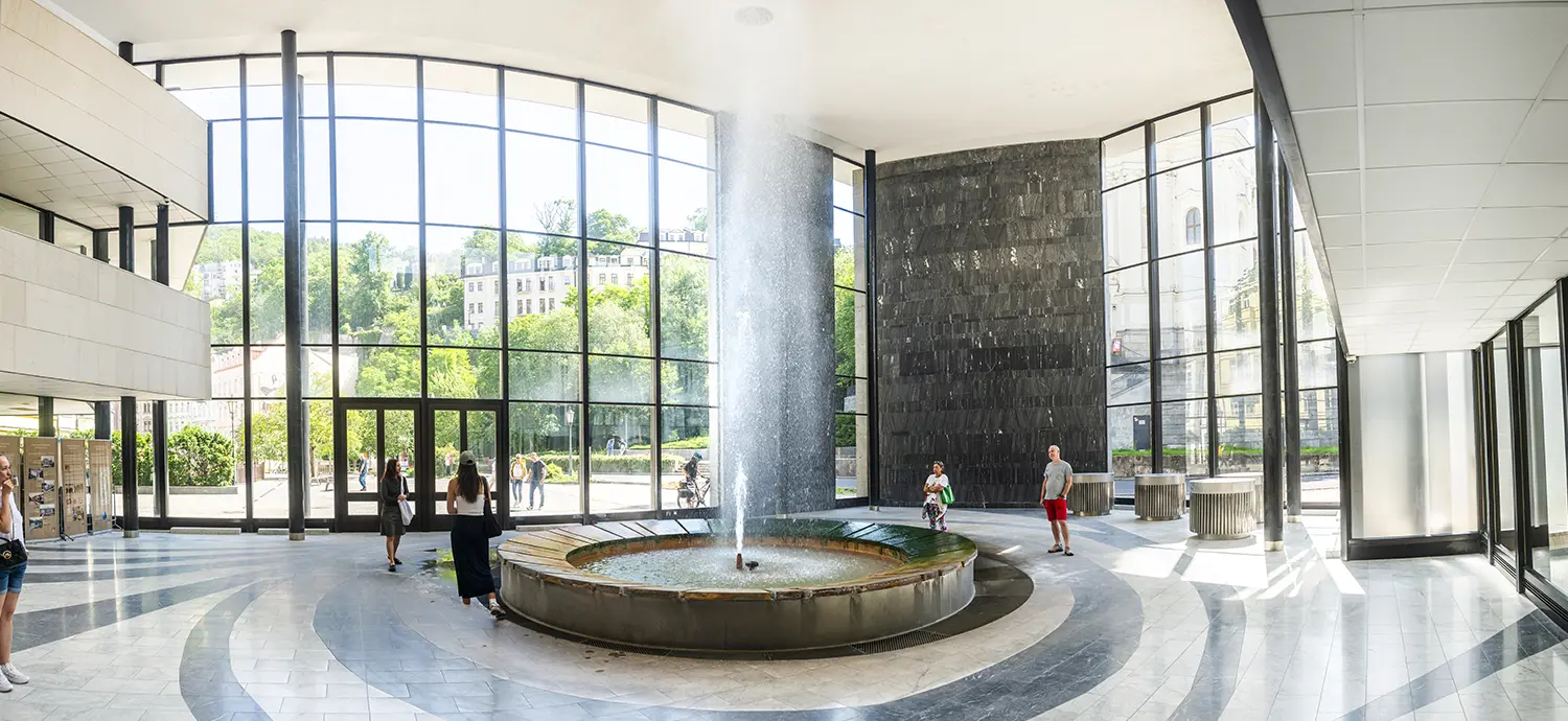 Vřídelní kolonáda és a Vřídlo forrás Karlovy Varyban