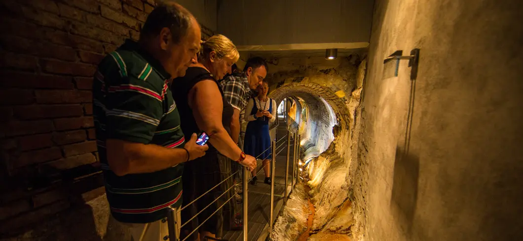 Vřídelní földalatti látogatás a Vřídelní kolonádában Karlovy Varyban